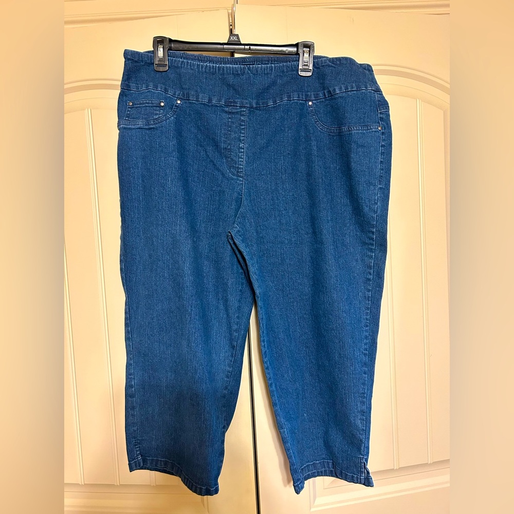 Woman’s size 18W capri jeans. 2 back pockets. Stretchy material and comfortable